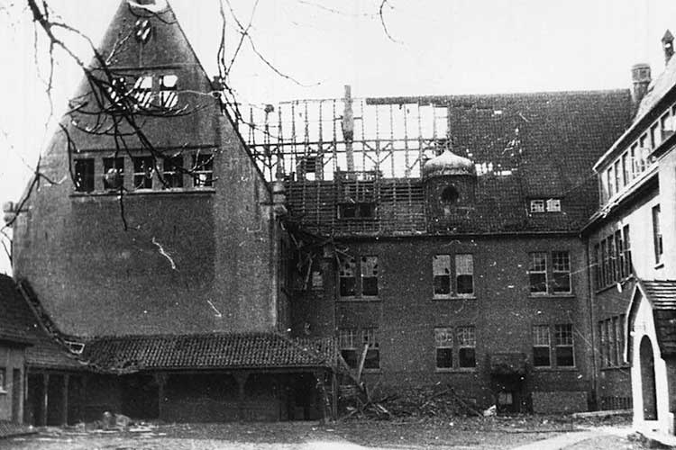 Blick auf den ausgebrannten Ostflügel der Cäcilienschule nach einem Bombentreffer am 18. März 1941.