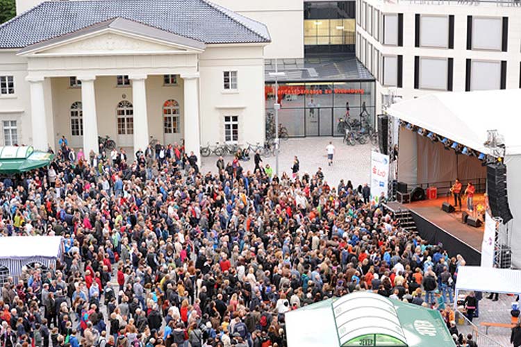 Die Kultursommer Bühne auf dem Oldenburger Schlossplatz.