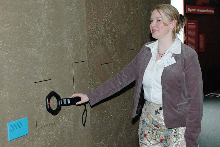 Mit Metallsonden können die Besucher des Oldenburger Landesmuseums Natur und Mensch auf Schatzsuche gehen.