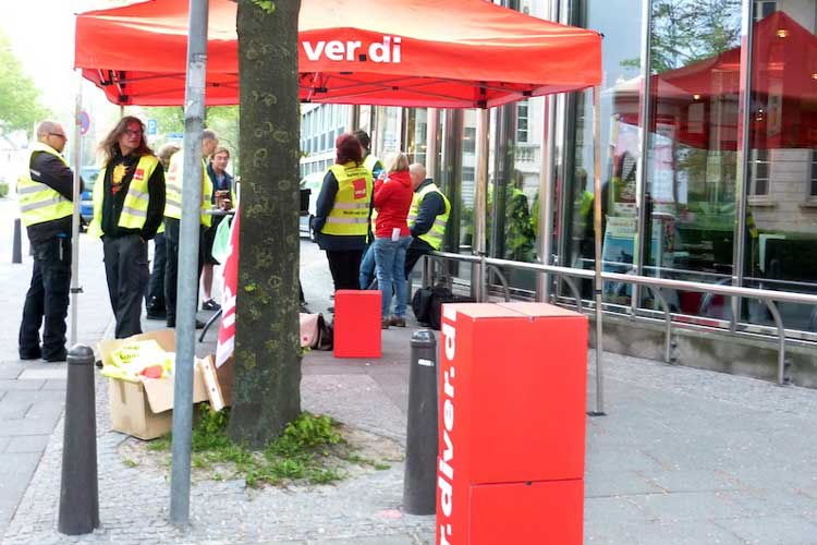 Vor dem NWZ-Gebäude in der Oldenburger Peterstraße streikten die Beschäftigte der NWPP.