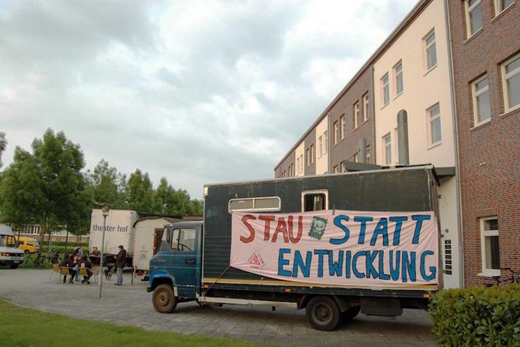 Die Wagenburg campiert vor dem Technischem Rathaus in Oldenburg.