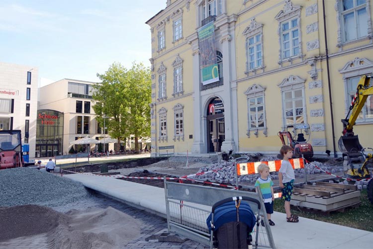 Noch befindet sich vor dem Oldenburger Schloss eine große Baustelle. Doch im August kann hier mit Blick auf den Schlossplatz und die Lambertikirche Kaffee getrunken werden.