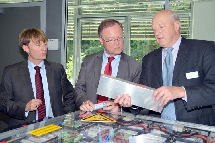 Prof. Dr. Carsten Agert, Institutsleiter von Next Energy und Dr. Wedigo von Wedel, Bereichsleiter Energiespeicher bei Next Energy zeigten Ministerpräsident Stephan Weil das Institut.