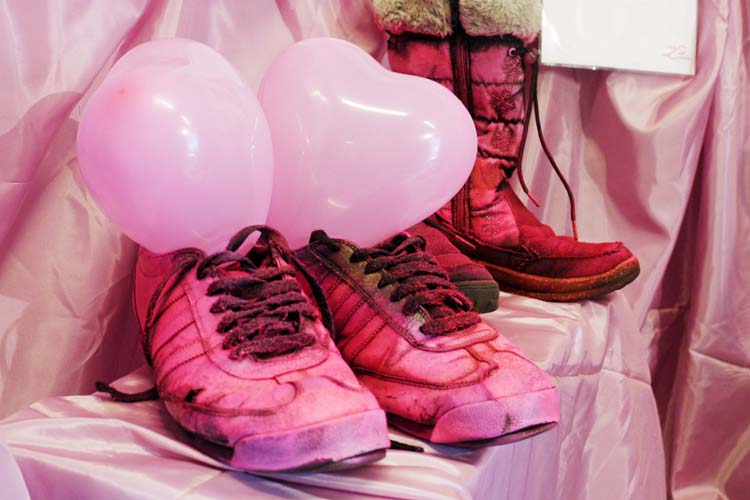 Die Organisatorinnen rufen dazu auf, Fotos von pinken Schuhen oder die Schuhe selbst einzusenden, aus denen dann eine künstlerische Installation gefertigt wird.