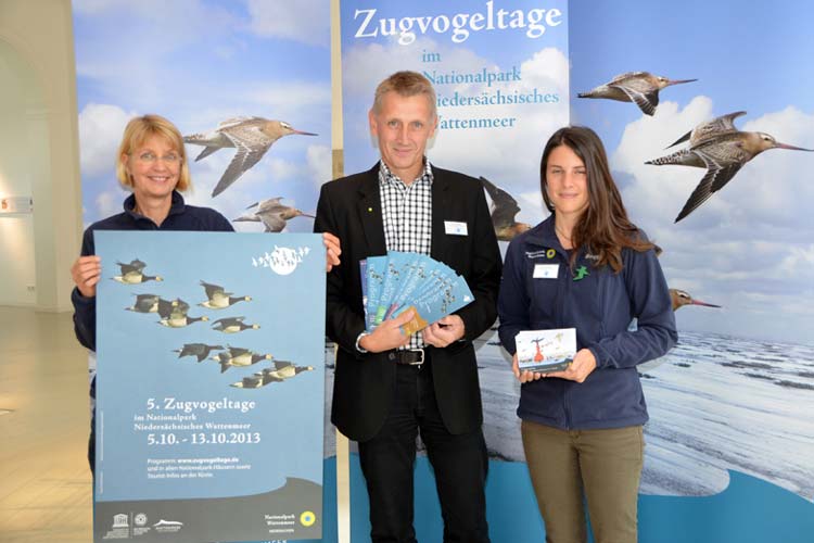 Peter Südbeck präsentierte zusammen mit Petra Potell (links) und Kathrin Horvath, Praktikantin aus Wien, das Programm der Zugvogeltage 2013.