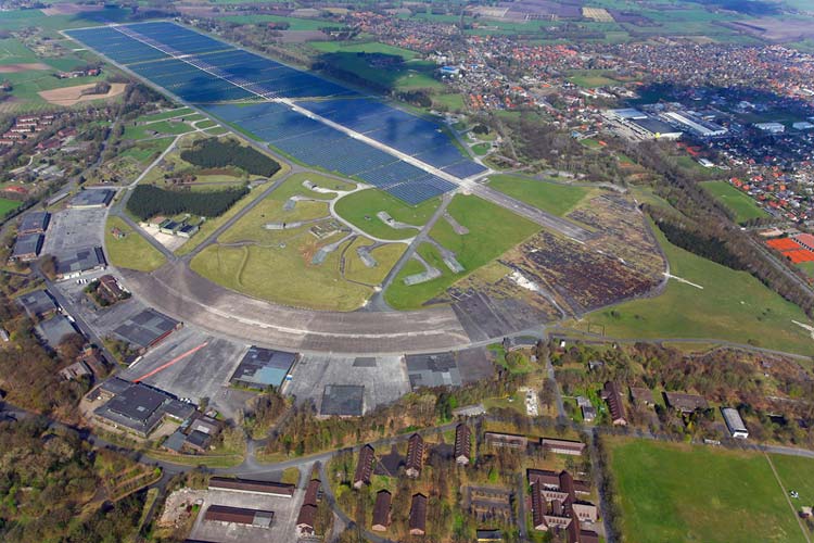 Bei dem sichelförmigen Fliegerhorst-Areal handelt es sich um die 110 Hektar, die die Stadt jetzt gekauft hat. Der Solarpark befindet sich auf den bereits erworbenen 80 Hektar.