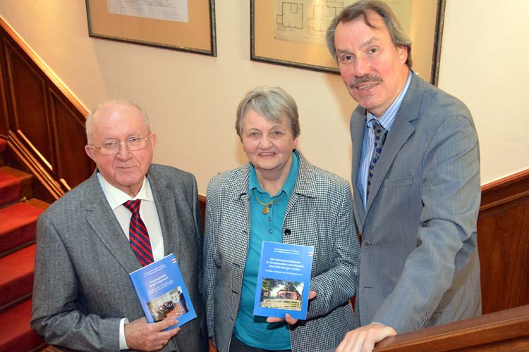 Hans-Ulrich Minke, Gisela Borchers und Dr. Michael Brandt (von links) stellten die beiden Bücher zum Thema Vertriebene vor.