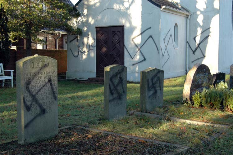 Vor einem Jahr wurden Grabsteine auf dem jüdischen Friedhof in Oldenburg-Osternburg mit Hakenkreuzen beschmiert. Die OOZ fragte nach.