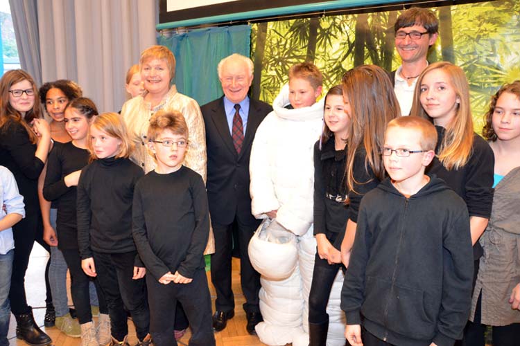 Als Ehrengast begrüßte Sachbuchautorin Maja Nielsen den Ehrengast Dr. Sigmund Jähn, der als erster deutscher Kosmonaut in den Weltraum geschossen wurde.