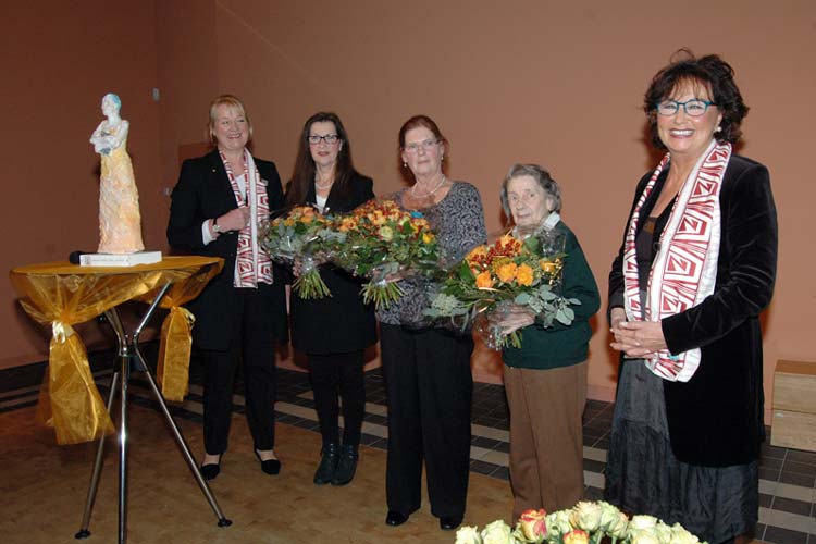 Zum fünften Mal wurde der regionale Wanderpreis Zonta-Frau des Jahres vergeben. Überreicht wurde er an Buschka Niebuhr.