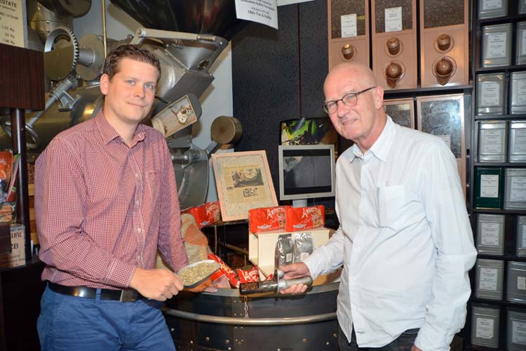 Hendrik und Jörg Nölker vor ihrer Röstmaschine.