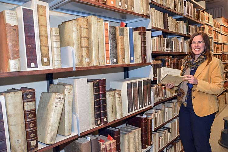 Corinna Roeder freut sich über den neuen Ausleih-Rekord in der Landesbibliothek Oldenburg.