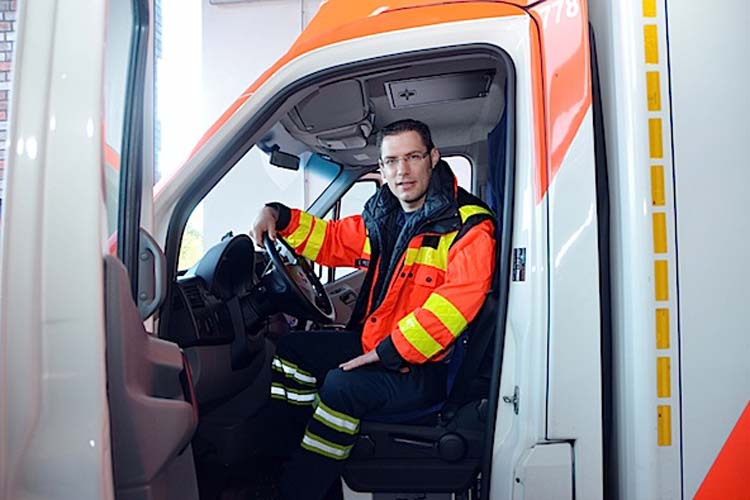 Eike Mitschker, Rettungsassistent bei der Oldenburger Feuerwehr und täglich im Einsatz, empfiehlt die Notfallmappe, weil sie Leben retten kann.