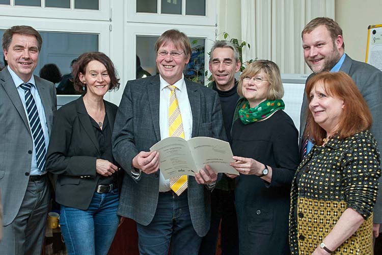 Justizministerin Antje Niewisch-Lennartz (5. von links) besuchte gemeinsam mit den Landtagsabgeordneten Jürgen Krogmann (links) und Ulf Prange (rechts) die Mitarbeiter des Vereins Konfliktschlichtung (von links) Karin Schulze, Jochen Hillenstedt, Christian Scheffler und Veronika Hillenstedt.