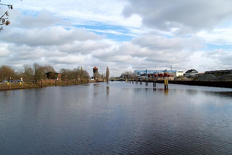 Das Wendebecken am Oldenburger Hafen wird gebaut.