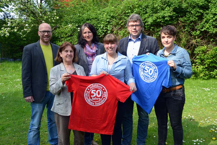 Sebastian Fröhlich, Fenni Lambers, Anne Brandt, Angela Lerch-Tautermann, Frank Tönnjes und Maren Kiel vom LAK laden zum FSJ-Aktionstag in der Oldenburger Innenstadt ein.