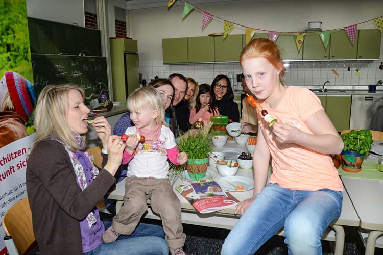 Jonna, Ella und Verena klärten zusammen mit Eltern, Lehrern und den Machern der Broschüre über einen gesunden Pausensnack auf.