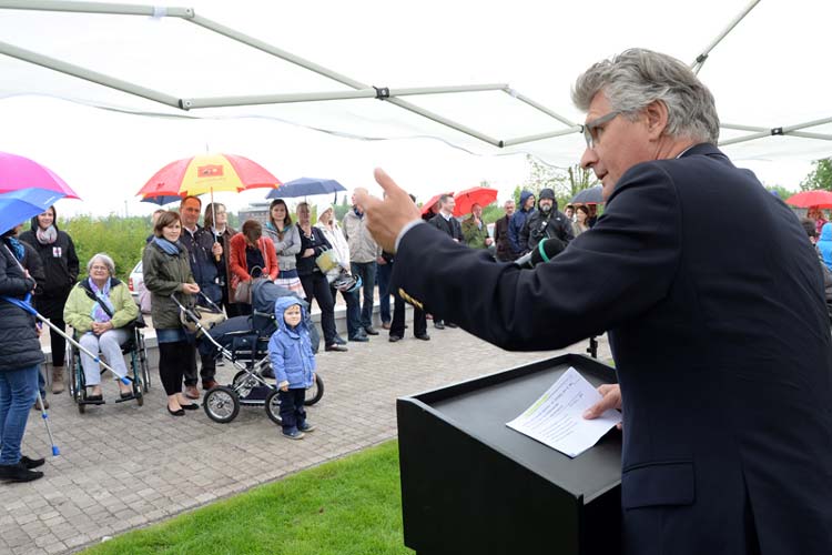 Oberbürgermeister Gerd Schwandner bei der offiziellen Einweihungsfeier der Hafenpromenade am Alten Stadthafen.