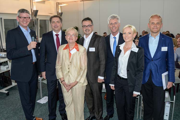 Uwe Haring (Moderator), Jürgen Krogmann (SPD-Kandidat), Dr. Marion Rieken (Grünen/Linke-Kandidatin), Christoph Baak (CDU-Kandidat), Kersten Duwe (Treuhand Oldenburg), Andrea-Maria Waden (stellvertretende Sprecherin der Wirtschaftsjunioren) und Dr. Joachim Peters (Hauptgeschäftsführer der Oldenburgischen IHK) (von links) trafen sich 130 Tage vor der Wahl des Oberbürgermeisters in Oldenburg. Foto: am