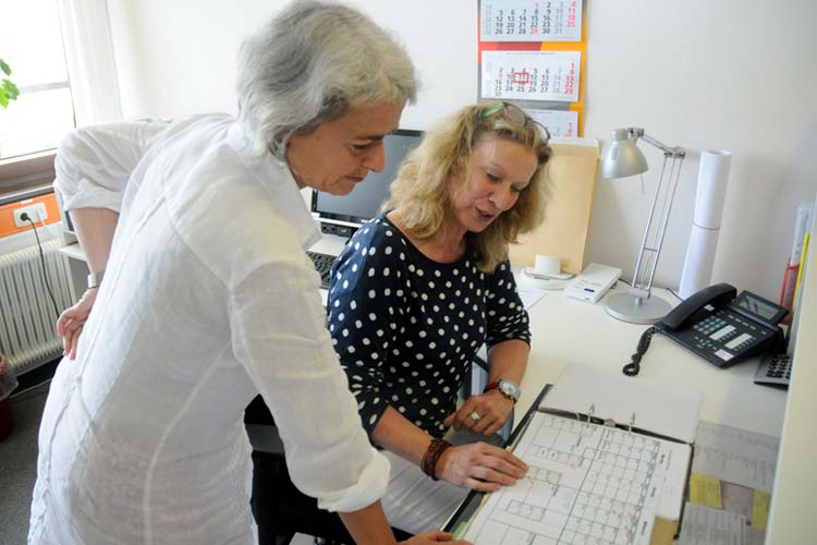 Doris Kern und Antje Heinemann-Sanders von pro familia hören zu und beraten.