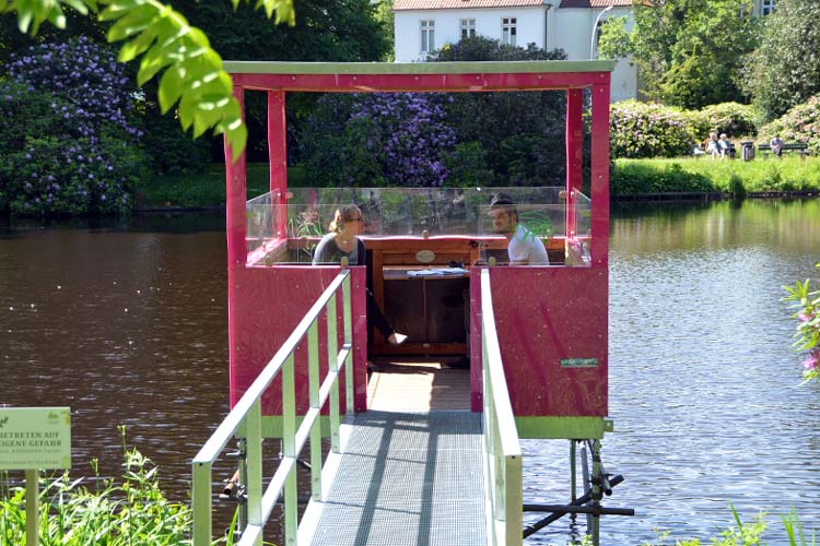 Die installierten Baumhäuser im Oldenburger Schlossgarten können nach den Jubiläumsfeierlichkeiten erworben werden.