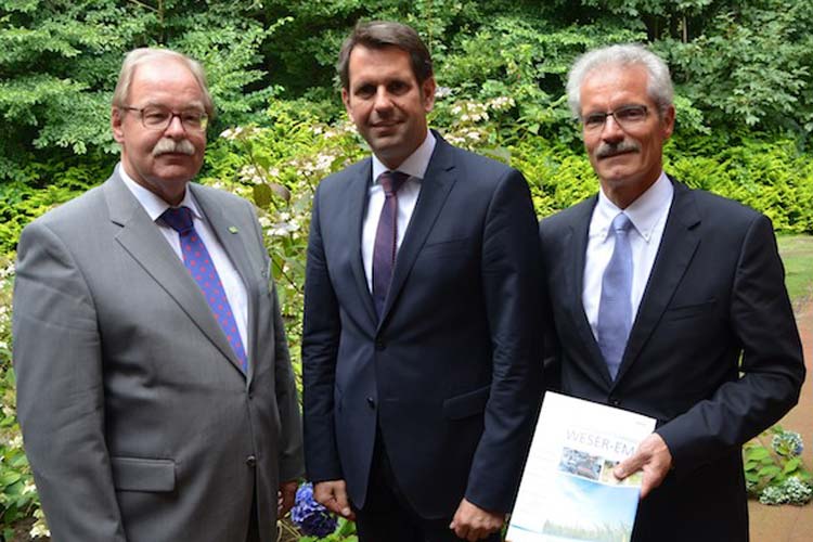 Georg Litmathe und Harald Lesch vom Genossenschaftsverband Weser-Ems begrüßten Wirtschaftsminister Olaf Lies beim Genossenschaftstag in Rastede.