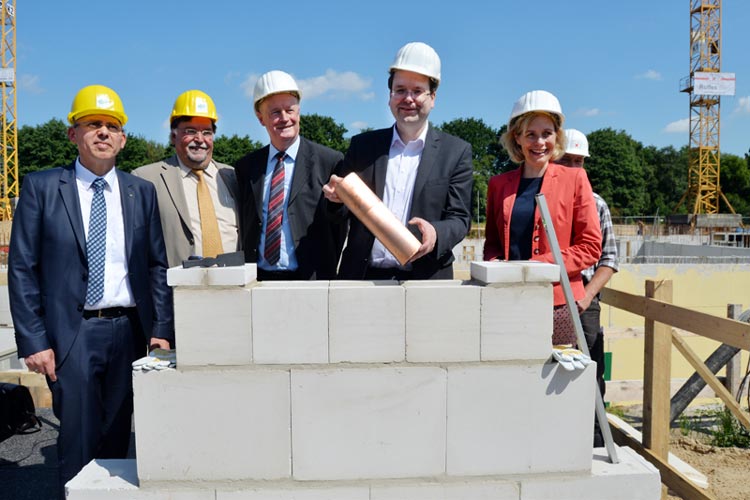 Prof. Dr. Eberhard Haunhorst, Präsident des LAVES, Dr. Axel Preuß, Institutsleiter LVI Oldenburg, Klaus Wieting, Leiter des Staatlichen Baumanagements Ems-Weser, Verbraucherschutzminister Christian Meyer und Stadtbaurätin Gabriele Nießen legten heute den Grundstein für den Neubau des LVI Oldenburg.