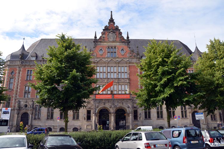 Die ehemalige kaiserliche Post am Stautorkreisel in Oldenburg füllt sich mit Leben.