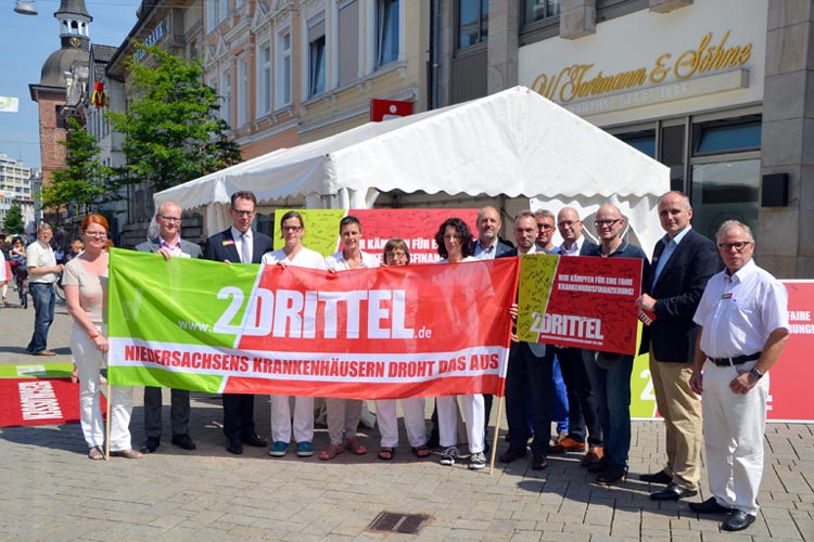 Krankenhausmitarbeiter machten in Oldenburgs Innenstadt auf die Finanznot in ihren Häusern aufmerksam.