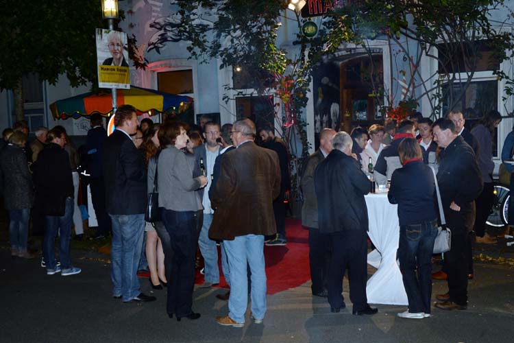 Zum Abschluss des Filmfest Audi Empfangs wurde bei Currywurst im Becher und Bierflasche in der Hand im Marvin's gefeiert.