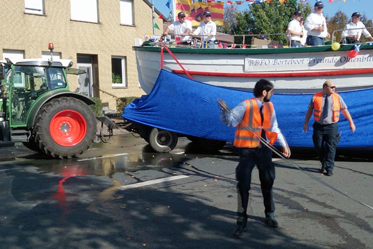 An der Ecke Schützenhofstraße / Bremer Straße kam es während des Kramermarktsumzugs zu einem Unfall.