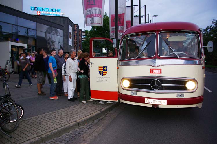 in historischer Pekol-Bus bringt die Gäste während der langen Nacht der Museen in Oldenburg von Museum zu Museum.