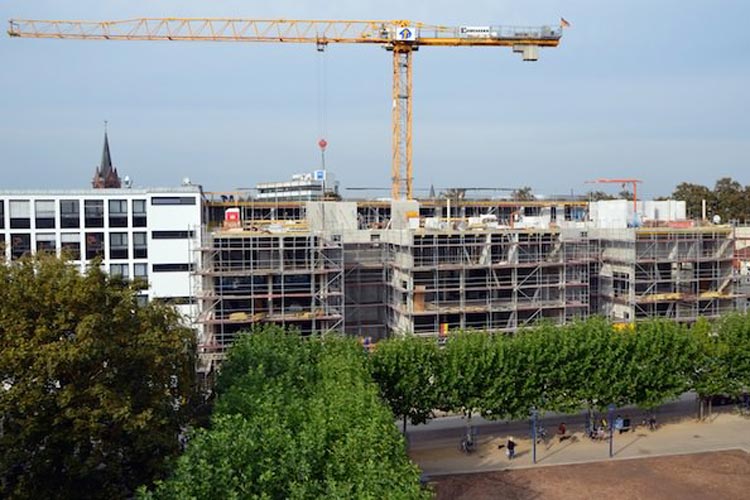 Langsam nimmt der Neubau am Waffenplatz in Oldenburgs Innenstadt Gestalt an. Jahrelang standen hier die Gebäude des ehemaligen Möbelhauses Broweleit an den Wallanlagen in Oldenburgs historischer Innenstadt leer und verfielen zusehends.