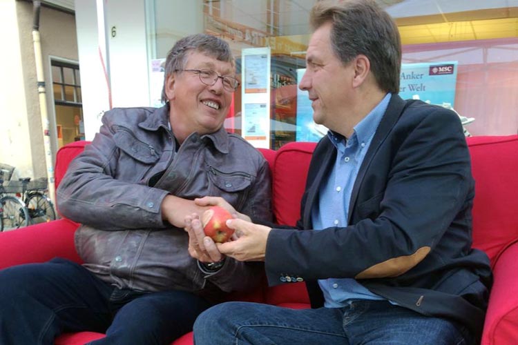 Jürgen Krogmann verteilte Bio-Äpfel an die Wähler und unterhielt sich auf einem Roten Sofa.