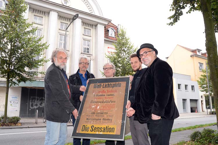 Bernd Poch, Heinz-Günther Hartwig, Michael Lürßen, Jendrik Punks und Farschid Ali Zahedi vom Verein Werkstattfilm möchten das denkmalgeschützte Wallkino in Oldenburg retten.