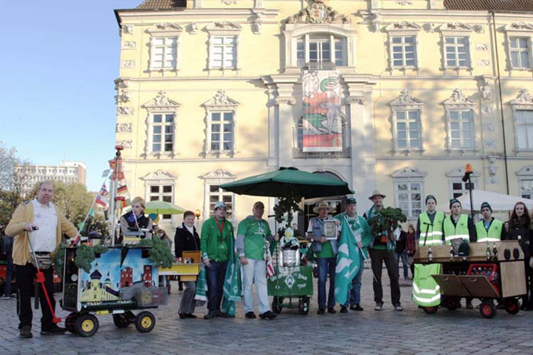 Bei ungewohnt gutem Novemberwetter startete heute unter dem Motto „Hallo Grünkohl!“ Oldenburg in die Grünkohlsaison. Zahlreiche Besucher ließen es sich schmecken, folgten dem Rahmenprogramm und bewunderten die Bollerwagen, die im Wettbewerb gegeneinander antraten.