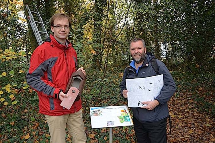 nProf. Dr. Dirk Albach und Rüdiger Wohlers haben gemeinsam den Nisthilfen-Lehrpfad im Botanischen Garten Oldenburg eingerichtet.