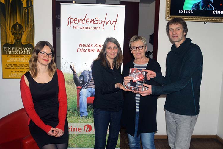 Friederike Köhler, Marion Fittje, Helga Wilhelmer und Wolfgang Bruch verkaufen Kinolose für die Renovierung des Cine k Oldenburg.