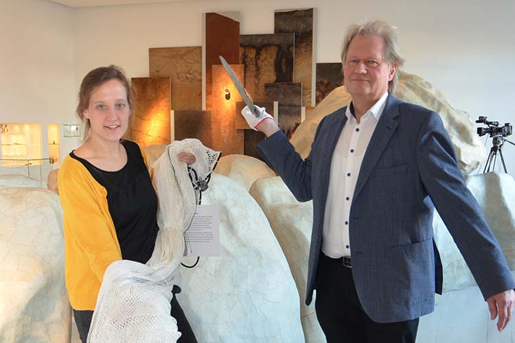 Ausgestattet mit Netz und Speer machen Lena Nietschke und Peter Rene Becker auf das neue Ausstellungsprogramm des Oldenburger Landesmuseums Natur und Mensch für 2015 aufmerksam.