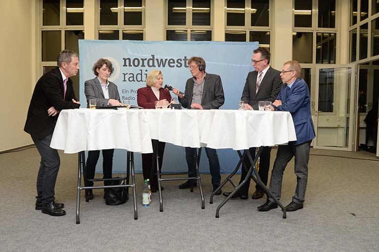 Alexander Ebert, Annette Schwarz, Cornelia Rundt, Moderator Stefan Puls, Dirk Tenzer und Dietmar Heubrock diskutierten im Rahmen von Nordwest Radio unterwegs im Klinikum Oldenburg über mehr Patientensicherheit in Krankenhäusern.