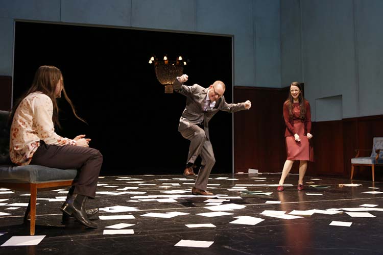 Buddenbrooks als sehenswerte Inszenierung im Oldenburgischen Staatstheater, unter anderem mit Leander Lichti, Jens Ochlast und Franziska Werner.