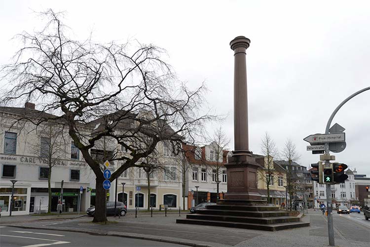 Bis 1940 stand auf der Siegessäule am Friedensplatz in Oldenburg die vergoldete Statue der Siegesgöttin Viktoria. Das Denkmal wurde 1878 für die Gefallenen des Krieges 1870 / 71 errichtet.