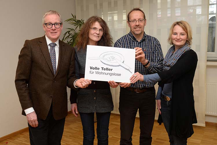 Thomas Feld, Reinhild Hagedorn, Heinz-Hermann Buse und die Kreis Diakonie-Pfarrerin Anja Kramer bitten um Volle Teller für Wohnungslose.