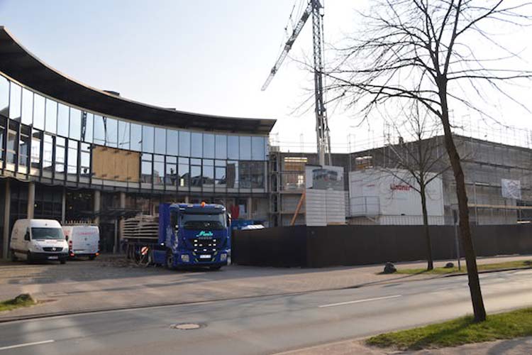 Die Landeszentralbank in Oldenburg am Stau erhält einen Anbau, der im Herbst bezugsfertig sein soll.