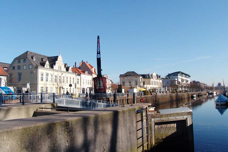 So wie auf der Nordseite des Oldenburger Stadthafens soll es auch auf der Südseite eine Promenade geben. Beide Wege wären dann durch die Eisenbahnbrücke miteinander verbunden.