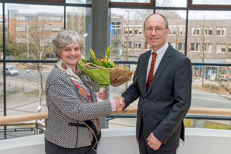 Die kommissarische Universitätspräsidentin Prof. Dr. Katharina Al-Shamery gratuliert Prof. Dr. Dr. Hans Michael Piper zur Wahl des Präsidenten der Universität Oldenburg.