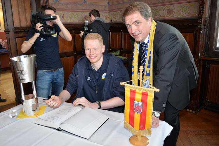 Philipp Neumann mit Oberbürgermeister Jürgen Krogmann.