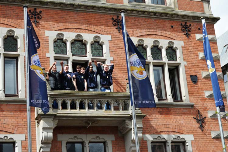 Eindeutig zu klein: Auf den Balkon am Oldenburger Rathaus passte das komplette Team der EWE Baskets nicht.