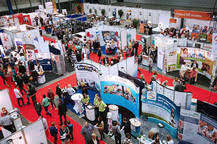 Rund 60 Arbeitgeber präsentieren berufliche Perspektiven bei der Jobmesse Oldenburg in der Weser-Ems-Halle.