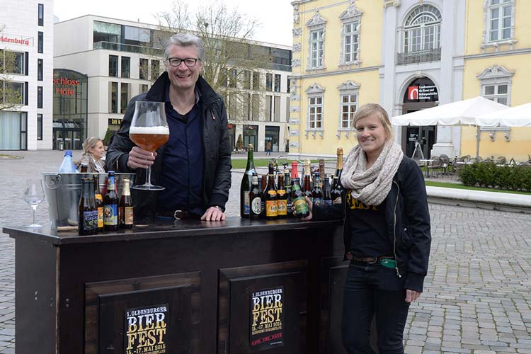 Michael Solms und Sina Born freuen sich, dass sie das Bierfest in Oldenburg veranstalten dürfen.